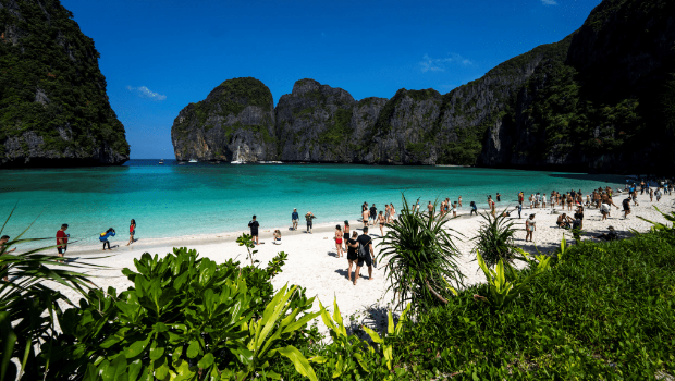 泰国旅游业对其经济有着举足轻重的影响，是重要的经济支柱。